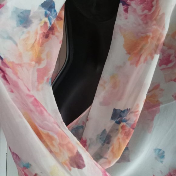 Dalia Collection | Pretty Floral Print Sleeveless Blouse - Picture 5 of 10